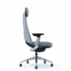Ergonomiczny fotel biurowy w kolorze niebiesko-czarnym, wykonany z tkaniny, z widocznym wysokim oparciem, regulowanymi podłokietnikami i pięcioramienną podstawą na kółkach. Produkt prezentowany jest na białym tle.