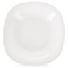 Na zdjęciu widoczny jest biały, szklany talerz obiadowy o głębokim kształcie i zaokrąglonych krawędziach. Talerz ma gładką powierzchnię i jednolity kolor.