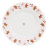 Porcelanowy talerz deserowy o średnicy 20 cm, ozdobiony wzorami w kształcie pierników, serc, skarpet i śnieżynek w kolorach brązowym i czerwonym, z centralnym czerwonym motywem.