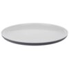 Plastikowy talerz obiadowy o średnicy 25 cm, w kolorze białym z ciemnym spodem, widoczny z boku na białym tle. Talerz ma płytki profil i gładką powierzchnię.