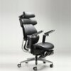 Ergonomiczny fotel biurowy wykonany z czarnej, naturalnej skóry, z regulowanym zagłówkiem, podłokietnikami i siedziskiem, osadzony na metalowej podstawie z kółkami. Tło jest jednolite i jasne.