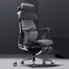 Ergonomiczny fotel biurowy w kolorze czarnym, wykonany z siatki i skóry naturalnej, z regulowanym zagłówkiem i podłokietnikami, na chromowanej podstawie z kółkami. Tło jest jednolite, ciemne.