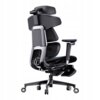 Na zdjęciu widoczny jest ergonomiczny fotel biurowy z czarną siatką i elementami ze skóry naturalnej, posiadający nowoczesny design z regulowanym zagłówkiem i podłokietnikami. Fotel ma solidną podstawę na kółkach, co umożliwia łatwe przemieszczanie.