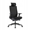 Czarny fotel ergonomiczny wykonany z tkaniny i siatki, z regulowanym zagłówkiem, podłokietnikami i podstawą na kółkach. Produkt ma nowoczesny design i jest przeznaczony do biura lub domowego gabinetu.