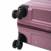 Część różowej walizki z teksturowaną powierzchnią, widoczne są cztery czarne kółka obrotowe oraz zamek błyskawiczny. Walizka ma metaliczny połysk i widoczny jest srebrny nit na jej powierzchni.