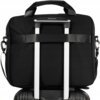Czarna torba na laptopa o eleganckim wyglądzie, umieszczona na uchwycie walizki podróżnej. Torba posiada pasek umożliwiający przymocowanie do rączki walizki oraz odpinany pasek na ramię.