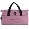 Na zdjęciu widoczna jest różowa torba podróżna z czarnymi uchwytami i zamkami błyskawicznymi. Na przedniej stronie torby znajduje się napis "WINGS" oraz logo w kształcie skrzydeł.
