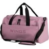 Na zdjęciu widoczna jest jasnofioletowa torba podróżna z czarnymi uchwytami i paskiem na ramię, z napisem "WINGS" na przedniej kieszeni. Torba ma zamek błyskawiczny na górze oraz dodatkową kieszeń z przodu.