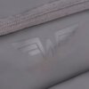 Zbliżenie na szarą powierzchnię torby z widocznym logo w kształcie litery "W" z rozpostartymi skrzydłami. Nad logo znajduje się szary, teksturowany pasek materiału.