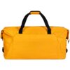 Żółta, duża torba sportowo-podróżna z czarnymi uchwytami i zapięciami, wykonana z wodoodpornego materiału. Torba ma prostokątny kształt i jednolitą kolorystykę.