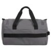 Szara torba podróżna z czarnymi uchwytami i paskiem, wykonana z wodoodpornego materiału. Torba ma prostokątny kształt i zamki błyskawiczne na górze.