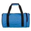 Niebieska torba sportowa o pojemności 27 litrów z czarnymi uchwytami i zamkiem błyskawicznym, posiada dodatkowy pas na ramię. Torba ma prostokątny kształt i jest wodoodporna.