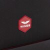 Czarna tekstura materiału z widocznym czerwonym, sześciokątnym emblematem, na którym znajduje się białe logo z literą "W" i skrzydłami oraz napis "WINGS".