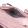 Beżowa torba sportowo-podróżna z widocznym zamkiem błyskawicznym i otwartą kieszenią, wykonana z wodoodpornego materiału. Torba posiada uchwyty z tego samego materiału.