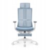Ergonomiczny fotel z podnóżkiem w kolorze niebieskim, wykonany z siatki, posiada regulowane podłokietniki i zagłówek. Fotel stoi na białej, pięcioramiennej podstawie z kółkami.