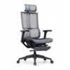 Ergonomiczny fotel biurowy z podnóżkiem, wykonany z czarnej siatki, posiada regulowane podłokietniki, zagłówek oraz pięcioramienną podstawę z kółkami. Konstrukcja fotela jest nowoczesna, z wyraźnie widocznym mechanizmem regulacji podnóżka.