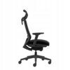 Czarny ergonomiczny fotel biurowy z tkaniny i siatki, widoczny z boku, z regulowanym zagłówkiem, podłokietnikami i podstawą na kółkach. Fotel ma nowoczesny design z wyraźnie zarysowanym oparciem i siedziskiem.