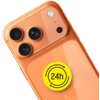 Pomarańczowy telefon z trzema obiektywami aparatu i lampą błyskową, na którym znajduje się żółta naklejka z czarnym napisem "24h" otoczonym strzałkami. Na powierzchni telefonu widoczna jest przezroczysta folia ochronna.