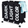 Czarny, trzykomorowy kosz na pranie na kółkach z białymi napisami "DARK", "LIGHT" i "COLOR" na każdej z komór, z niebieskim ręcznikiem przewieszonym przez bok. Konstrukcja kosza jest wsparta na białych rurkach i czarnych kółkach.