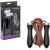 Na zdjęciu znajduje się skakanka z czarnymi uchwytami i brązowym sznurem, obok opakowania z napisem "HMS JUMP ROPE SK43". Na opakowaniu widoczna jest sylwetka osoby skaczącej na skakance oraz tekst "SKAKANKA ŠVIHADLO ŠVIHADLO".