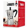 Opakowanie produktu przedstawia srebrno-czarną kawiarkę z logo Bialetti oraz napisem "Moka Express Made in Italy", obok której znajduje się filiżanka kawy i rozsypane ziarna kawy. Na czerwonym tle widnieje tekst informacyjny w języku włoskim oraz oznaczen