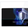 Na zdjęciu widoczna jest folia ochronna na ekran, z przezroczystą powierzchnią i grafiką przedstawiającą tarczę na tle niebieskich wzorów. Na dole znajduje się tekst: "VW Golf VIII GTD od 2021 Discover Media".