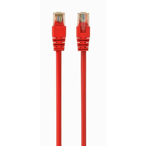 Czerwony kabel sieciowy z dwoma złączami RJ-45 na obu końcach, z przezroczystymi wtyczkami ukazującymi kolorowe przewody wewnętrzne. Produkt to "Kabel RJ-45 - RJ-45 GEMBIRD PP12-0.5M/R 0.5 m".