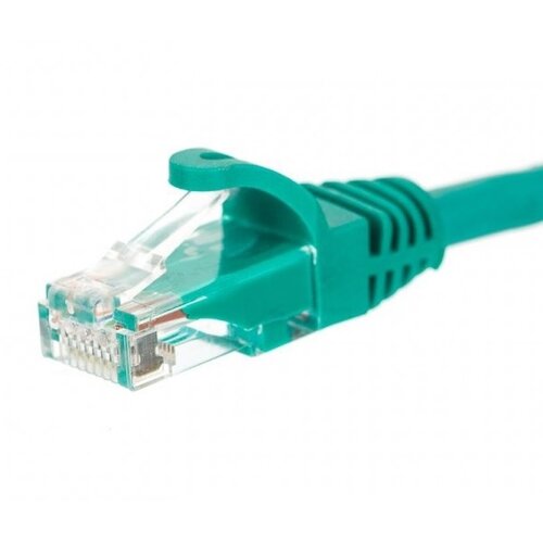 Zielony kabel sieciowy z wtyczką RJ-45, z przezroczystą osłoną na końcówce, ukazujący metalowe styki wewnątrz. Kabel ma żebrowaną osłonę, która zapewnia dodatkową ochronę i elastyczność.