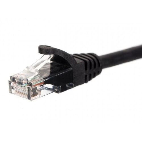 Czarny kabel sieciowy z wtyczką RJ-45, widoczny z bliska, z przezroczystą końcówką ukazującą kolorowe przewody wewnętrzne. Produkt to "Kabel RJ-45 - RJ-45 NETRACK BZPAT3UK 3 m".