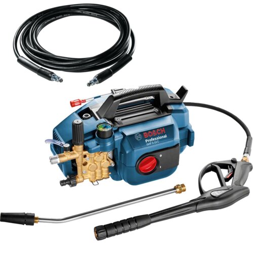 Na zdjęciu znajduje się myjka ciśnieniowa w kolorze niebieskim z widocznym logo "BOSCH Professional GHP 5-13 C" oraz czarny wąż i pistolet natryskowy. Produkt ma metalowe i plastikowe elementy, a także uchwyt do przenoszenia.