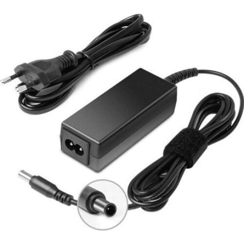 Na zdjęciu znajduje się czarny zasilacz do monitora z dwoma przewodami, z czego jeden zakończony jest wtyczką do gniazdka elektrycznego, a drugi okrągłą końcówką zasilającą. Obok zasilacza widoczny jest zbliżony widok końcówki zasilającej.