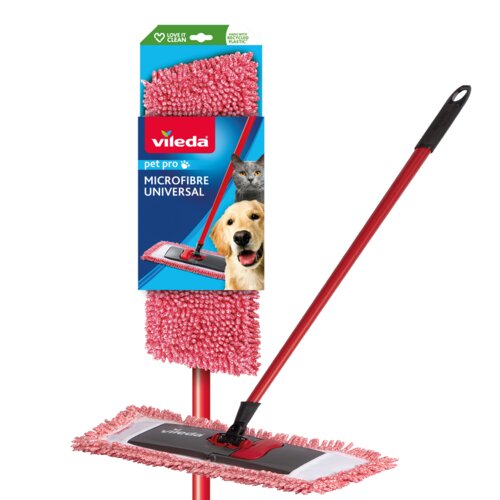 Czerwony mop płaski z czarnym uchwytem, z opakowaniem zawierającym tekst: "Vileda pet pro MICROFIBRE UNIVERSAL". Na opakowaniu widoczne są zdjęcia psa i kota oraz napis "LOVE IT CLEAN" i "MADE WITH RECYCLED PLASTIC".