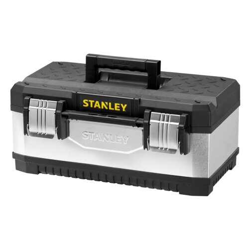 Skrzynka narzędziowa z metalowym korpusem i czarną pokrywą, na której znajduje się żółty napis "STANLEY". Na przedniej części skrzynki widoczne są dwa metalowe zatrzaski oraz wytłoczony napis "STANLEY".