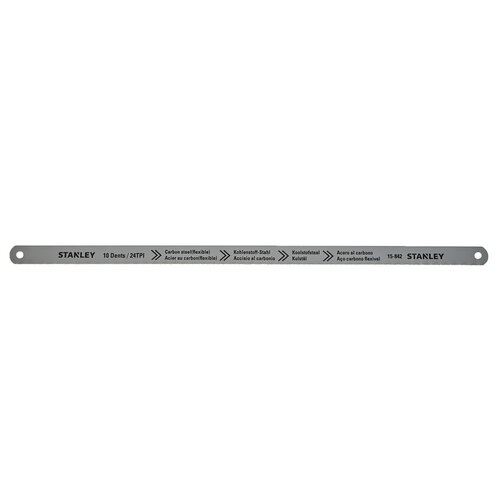 Na zdjęciu znajduje się brzeszczot z widocznym napisem: "STANLEY 10 Dents / 24TPI Carbon steel (flexible) Acier au carbone (flexible) Kohlenstoff-Stahl Acciaio al carbonio Koostööstal Kölstål Acero al carbono Aço carbono flexível 15-842 STANLEY". Brzeszc