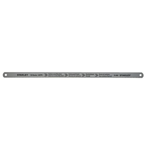 Na zdjęciu znajduje się metalowy brzeszczot z otworami na obu końcach, z widocznym napisem: "STANLEY 10 Dents / 24TPI Carbon steel(flexible) Acier au carbone(flexible) Kohlenstoff-Stahl Acciaio al carbonio Koostööstal Kölstål Acero al carbono Aço carbono