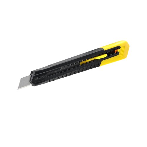 Nóż do tapet z wysuwanym ostrzem, w obudowie łączącej kolory czarny i żółty, z widocznym napisem "STANLEY" na czarnej części. Produkt ma ergonomiczny kształt z żółtym suwakiem do regulacji długości ostrza.