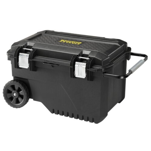 Czarna skrzynka narzędziowa z metalowymi zatrzaskami i kółkami, posiada uchwyt do przenoszenia. Na pokrywie widoczne jest logo "STANLEY FatMax".