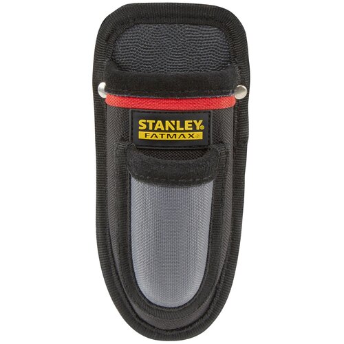Czarne etui do noży z szarym panelem i czerwonym akcentem, wykonane z wytrzymałego materiału. Na etui znajduje się logo "STANLEY FATMAX" w kolorze żółtym na czarnym tle.