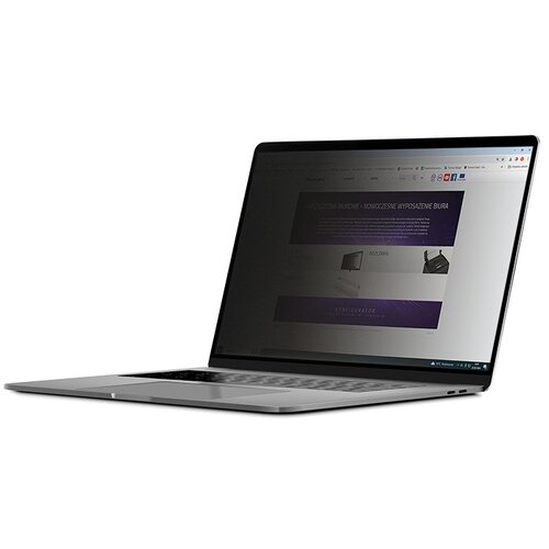 Na zdjęciu znajduje się otwarty laptop z widocznym ekranem, na którym widać stronę internetową z tekstem: "WYPOSAŻENIE BIUROWE - NOWOCZESNE WYPOSAŻENIE BIURA". Ekran jest przyciemniony, co sugeruje użycie filtra prywatyzującego.