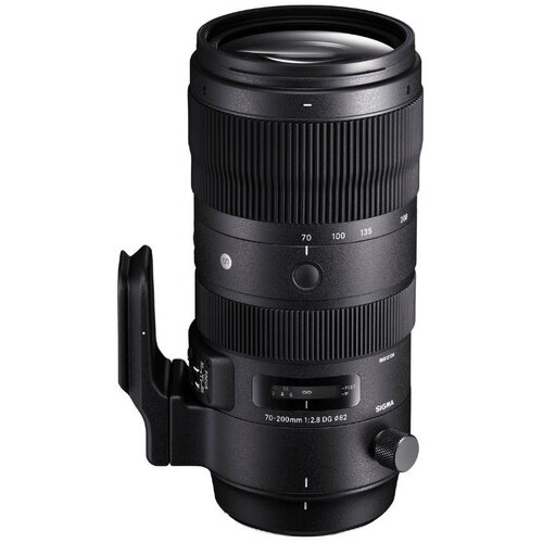 Czarny obiektyw fotograficzny z widocznymi oznaczeniami ogniskowej od 70 do 200 mm oraz napisem "70-200mm 1:2.8 DG ø82". Na obiektywie znajduje się logo "SIGMA".