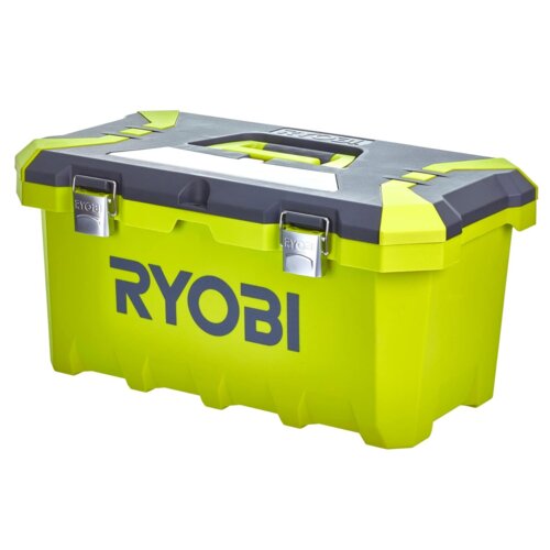 Jasnozielona skrzynka narzędziowa z szarym wiekiem i uchwytem, z widocznym logo "RYOBI" na przedniej stronie. Skrzynka posiada dwa metalowe zatrzaski oraz wytłoczone logo na uchwycie.
