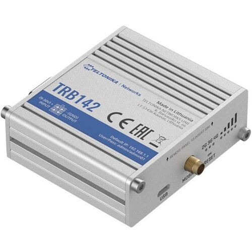 Srebrny router z napisem "TELTONIKA Networks TRB142" oraz informacjami technicznymi, takimi jak "Made in Lithuania" i "Default IP: 192.168.1.1". Na urządzeniu widoczne są złącza USB, gniazdo SIM oraz oznaczenia CE i EAC.