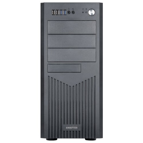 Czarna obudowa komputerowa z przodu posiada trzy wnęki na napędy, panel z portami USB, gniazdami audio oraz przyciskiem zasilania. Na dole widoczne jest logo "CHIEFTEC".