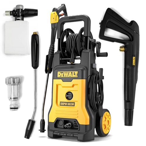 Na zdjęciu znajduje się myjka ciśnieniowa w kolorze żółto-czarnym z widocznym logo "DEWALT" oraz oznaczeniem "DXPW 002M". Obok myjki widoczne są akcesoria, takie jak lanca, pistolet natryskowy, pojemnik na detergent i złączka.