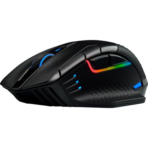 Na zdjęciu znajduje się czarna mysz komputerowa z podświetleniem RGB, które mieni się kolorami tęczy. Mysz ma ergonomiczny kształt, widoczne są przyciski oraz teksturowana powierzchnia boczna z niebieskimi diodami.