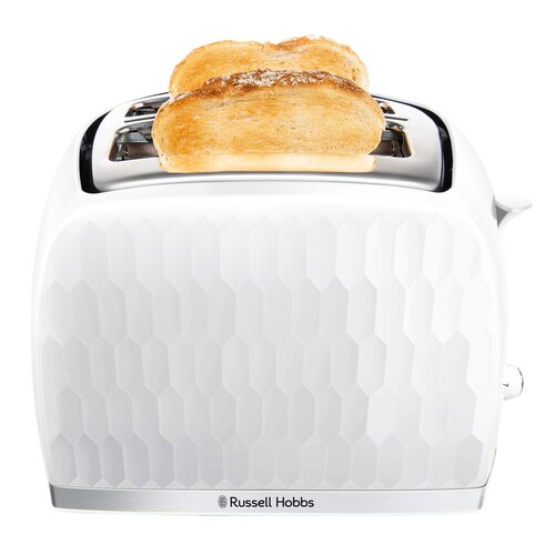 Biały toster z wzorem przypominającym plaster miodu, z dwoma kromkami opieczonego chleba wystającymi z góry. Na dole widoczne jest logo "Russell Hobbs".