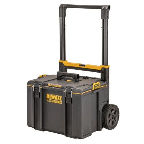 Czarna skrzynia na narzędzia z żółtymi akcentami, wyposażona w duże koła i wysuwaną rączkę. Na przedniej części widoczne jest logo "DEWALT" oraz napis "TOUGHSYSTEM 2.0".