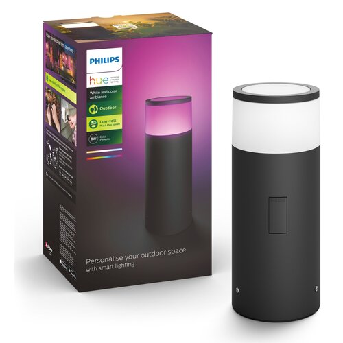 Pudełko z lampą zewnętrzną PHILIPS HUE Calla, z widocznym logo PHILIPS i kolorowym gradientem, obok znajduje się sama lampa w kształcie walca z białym i czarnym wykończeniem. Na pudełku widnieje napis: "Personalise your outdoor space with smart lighting".