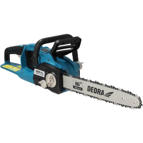 Na zdjęciu znajduje się niebieska piła łańcuchowa z czarnymi i srebrnymi elementami, z widocznym napisem "DEDRA" na prowadnicy oraz oznaczeniem "16'' 40 cm". Na obudowie piły widoczna jest również etykieta z napisem "DEDRA" oraz logo producenta.