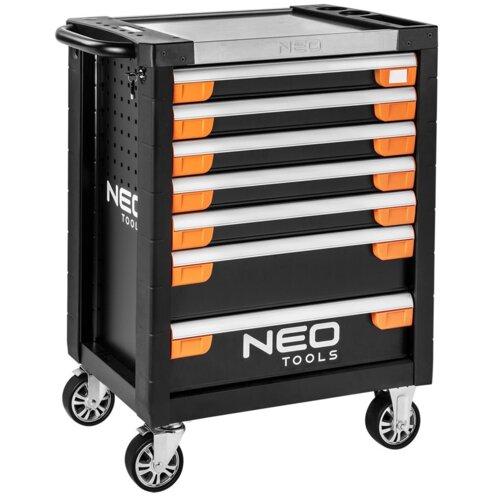 Czarna szafka narzędziowa na kółkach z siedmioma szufladami, z pomarańczowymi uchwytami i logo "NEO TOOLS" na froncie. Na górnej części szafki widoczne jest wytłoczone logo "NEO".